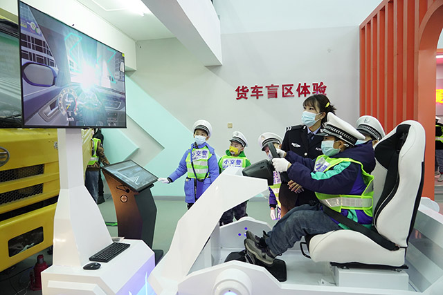 萌娃体验机动车驾驶