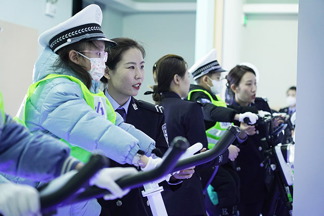 萌娃们在交警的帮助下驾驶自行车和电动车