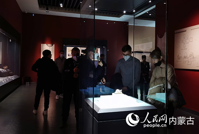 游客参观内蒙古博物馆。实习生吴子瑄摄