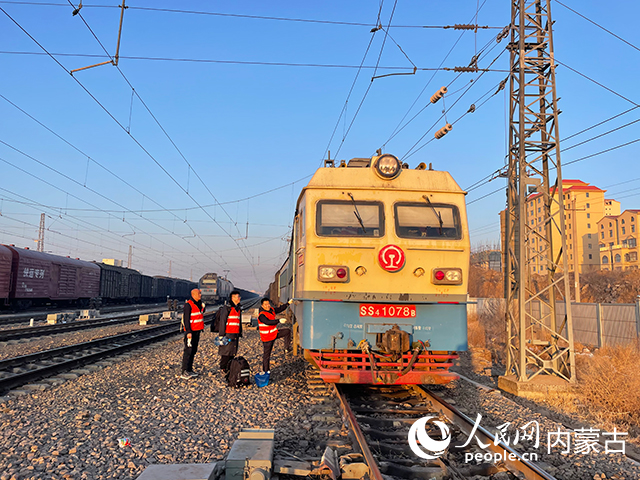 集宁至通辽铁路西段电气化投入使用。中国铁路呼和浩特局集团有限公司供图