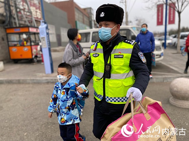 交警护送小学生过马路。人民网 李睿摄