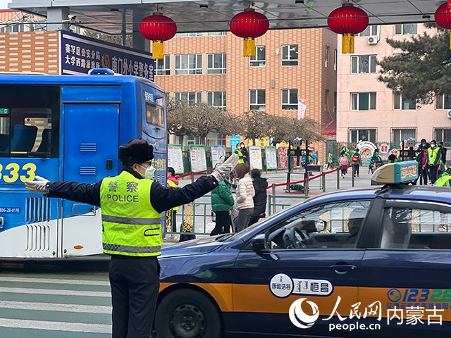 交警在学校门口加强交通管理和疏导。人民网 李睿摄