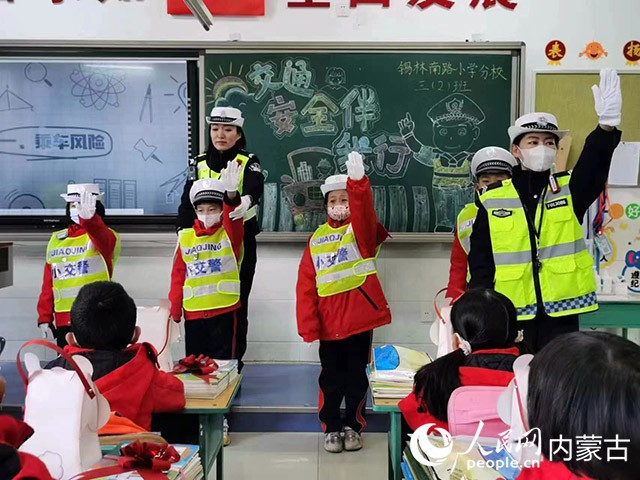交警进课堂开展安全教育。人民网 李睿摄