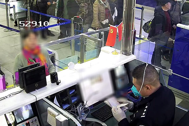 二連出入境邊防檢查站執勤民警對持變造出入境証件的旅客進行查驗。