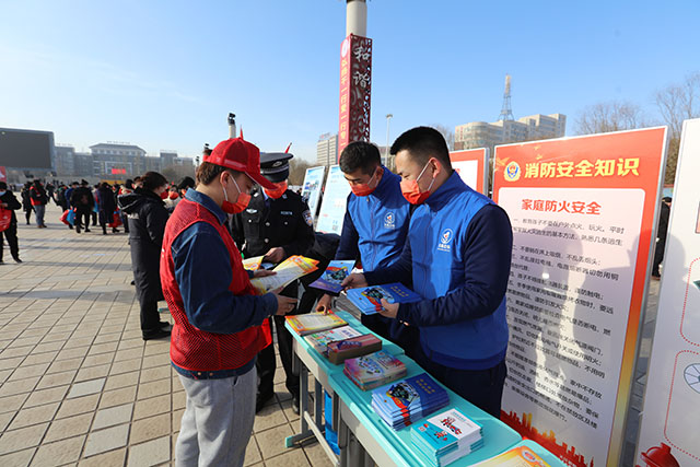 图中小孩鞋是蓝色的猜是什么成语_《直击新乡防汛抗灾特别报道》(2)