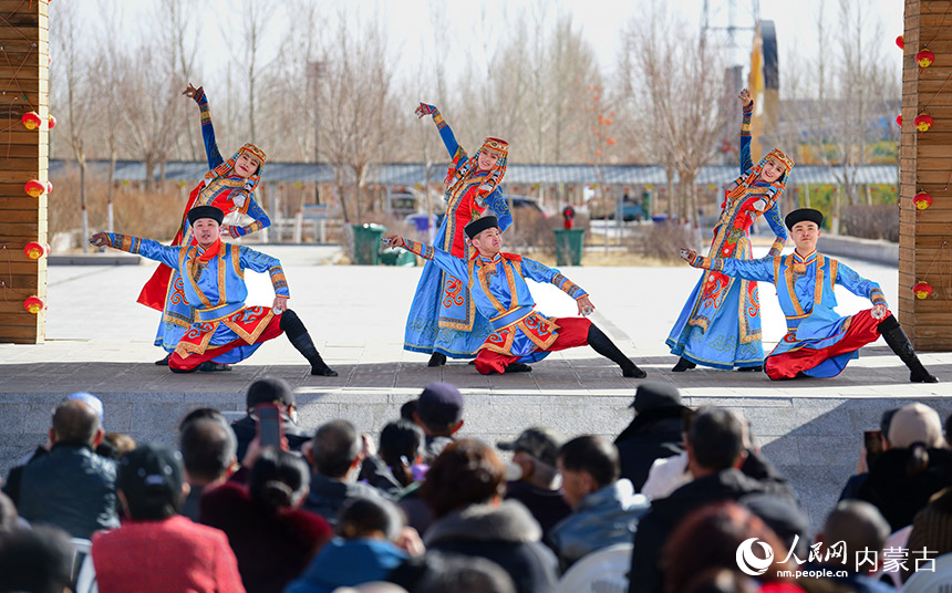 3月3日，在二连浩特市格日勒敖都苏木赛乌素嘎查文化广场，文艺志愿者为群众表演群舞《盅子舞》。王正摄