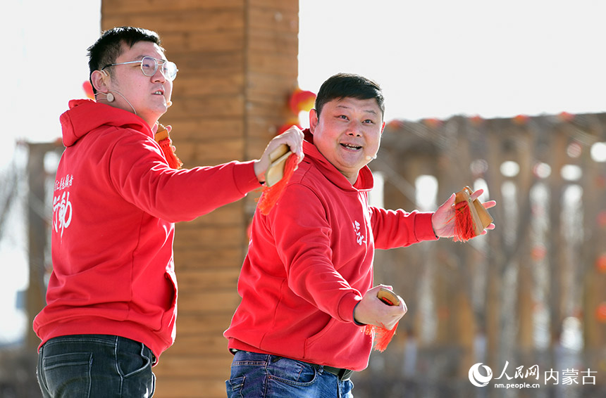 3月3日，在二连浩特市格日勒敖都苏木赛乌素嘎查文化广场，文艺志愿者为群众表演对口快板《踔厉奋发向前进》。王正摄