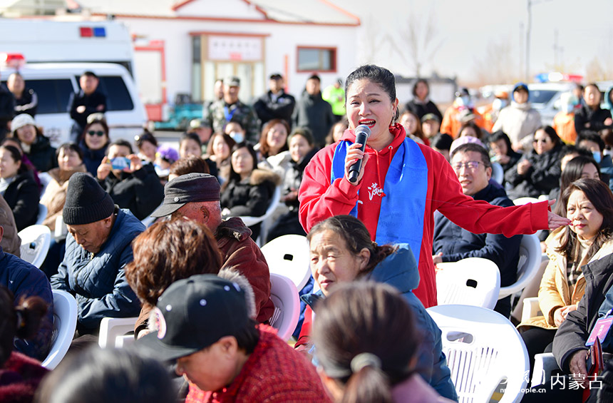 3月3日，在二连浩特市格日勒敖都苏木赛乌素嘎查文化广场，一位文艺志愿者为群众演唱歌曲《阳光中国》。王正摄