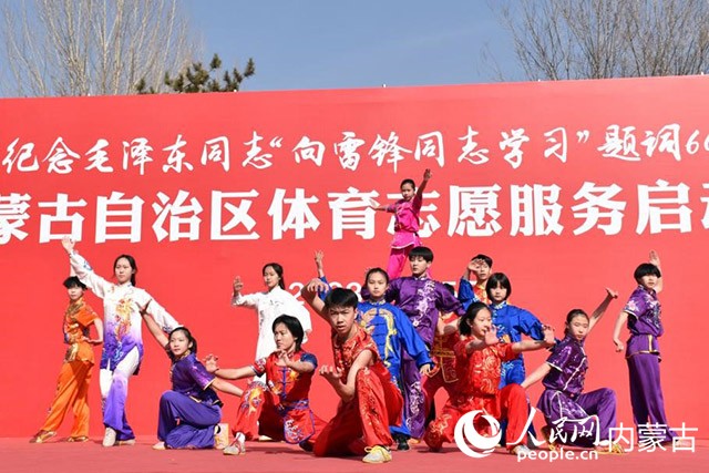 内蒙古武术套路队武术表演《中华魂》。实习生 拓宇婷摄