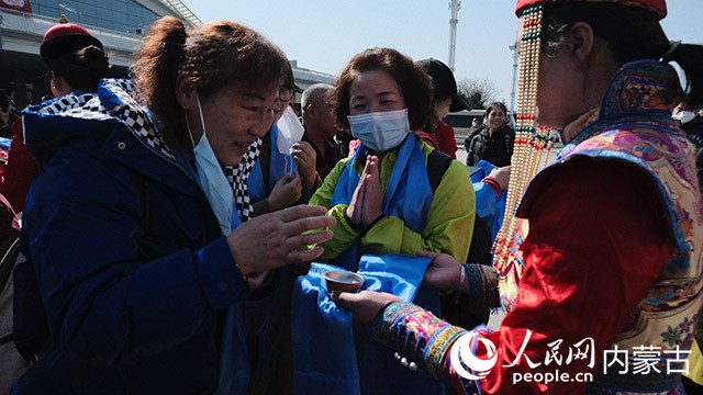 长沙游客品尝马奶酒，感受内蒙古的热情。实习生 吴子瑄摄