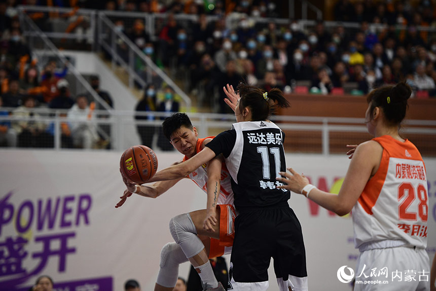 2022-2023赛季中国女子篮球联赛首场总决赛在内蒙古呼和浩特打响。人民网 李睿摄