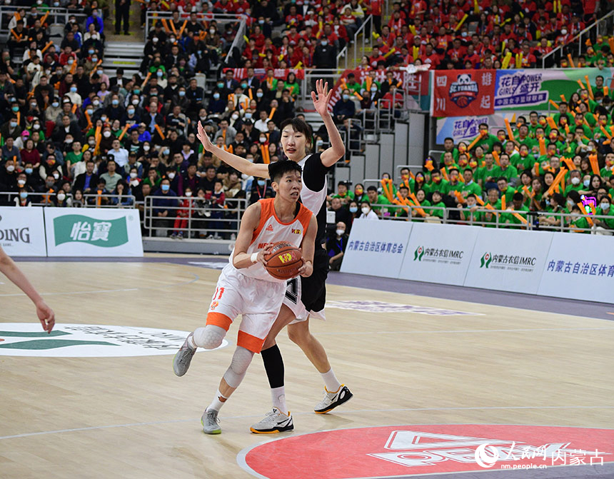 2022-2023赛季中国女子篮球联赛首场总决赛在内蒙古呼和浩特打响。人民网 李睿摄