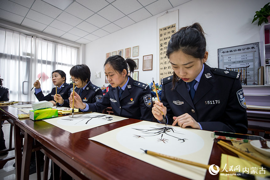 二連出入境邊防檢查站女警們在老師的指導下學習中國畫。郭鵬杰攝