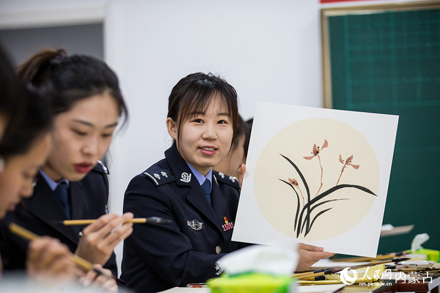 二連出入境邊防檢查站女民警展示自己創作的中國畫。郭鵬杰攝