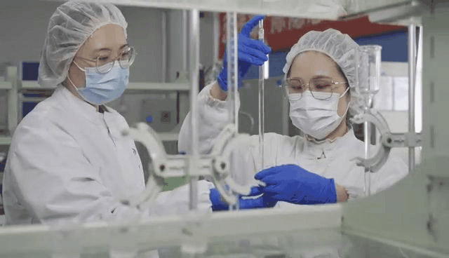 伊利苏州乳业有限责任公司化验员正在工作。