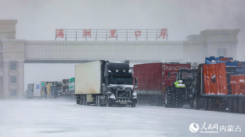 满洲里公路口岸货检现场。安吉拉摄