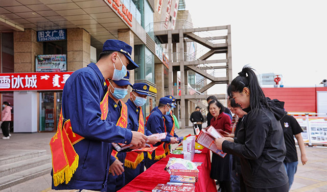 开展公众场所宣传与咨询活动。万丽杨摄