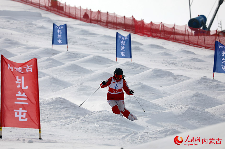 3月14日，运动员在内蒙古自治区呼伦贝尔市扎兰屯金龙山滑雪场进行自由式滑雪雪上技巧比赛。韩冷摄