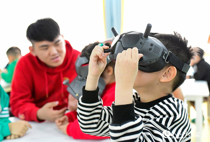 呼和浩特市赛罕区第八幼儿园小朋友体验太空VR。王正摄
