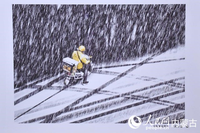 摄影作品《风雨无阻》。实习生 拓宇婷摄