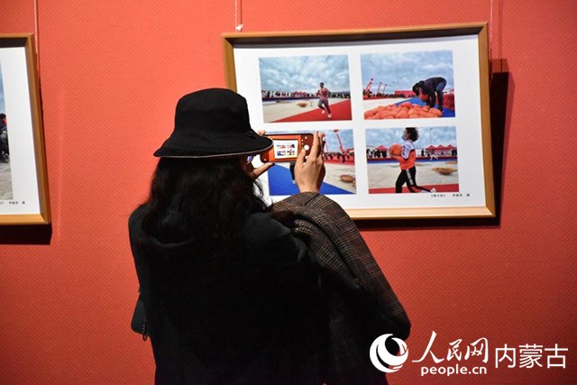 市民参观摄影展。实习生 拓宇婷摄