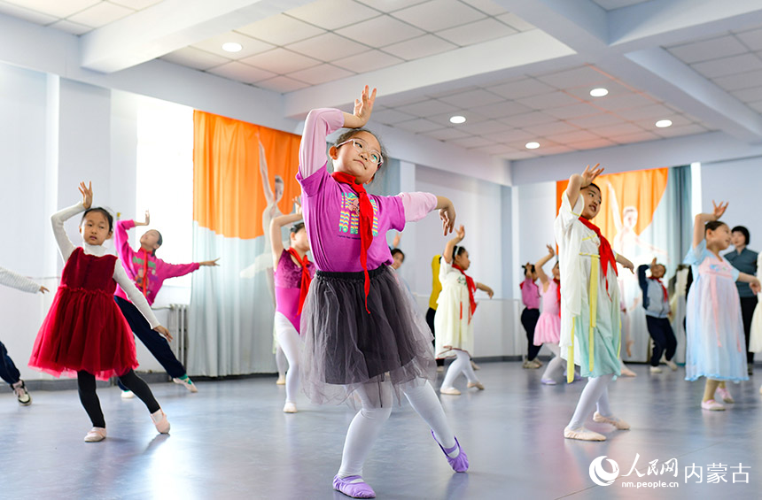 呼和浩特市赛罕区大学路小学教育集团西把栅校区学生学习民族舞蹈。王正摄