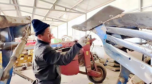 农机人员检查调试农机具