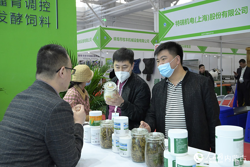 第十六届内蒙古乳业博览会现场。人民网 刘艺琳摄