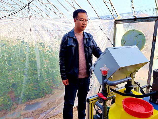 种植户正在操作水肥一体化设备