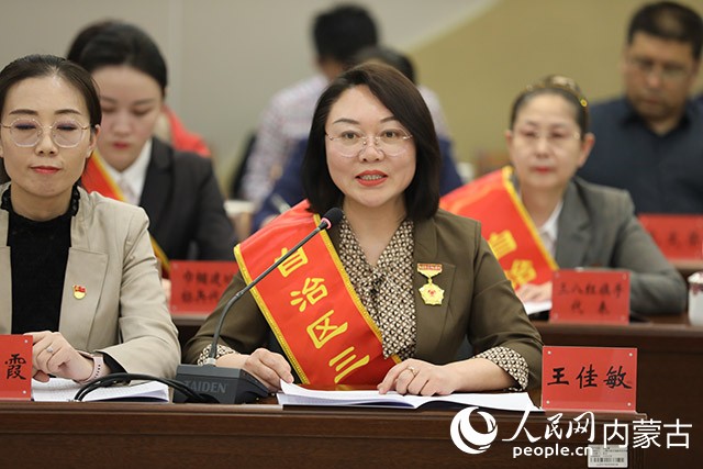 自治區三八紅旗手、呼和浩特市巾幗志願服務協會會長王佳敏做分享。內蒙古自治區婦聯供圖