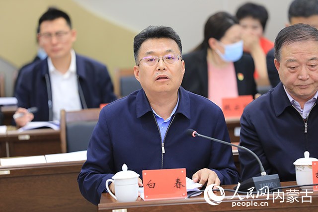 內蒙古日報社黨委委員、副總編輯白春發言。內蒙古自治區婦聯供圖
