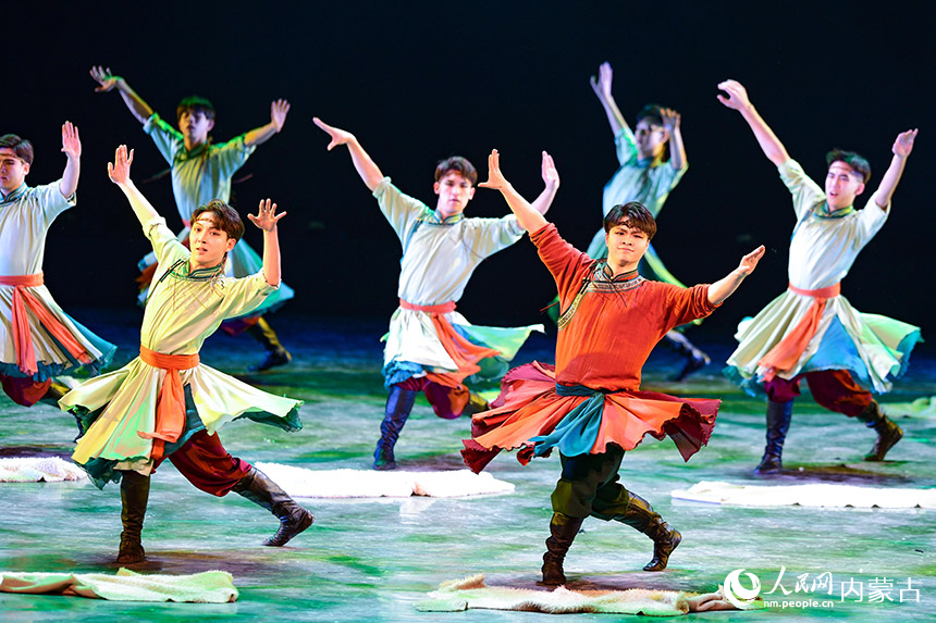 乌兰察布市艺术学校参赛演员表演群舞《牧场欢歌》。王正摄