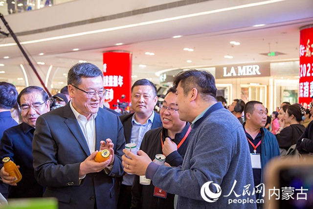 與會嘉賓參觀“內蒙古味道”展區。實習生高文慧攝