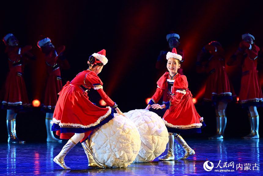 3月31日，内蒙古小鸿雁艺术团参赛小演员表演群舞《冬天的童话》。王正摄