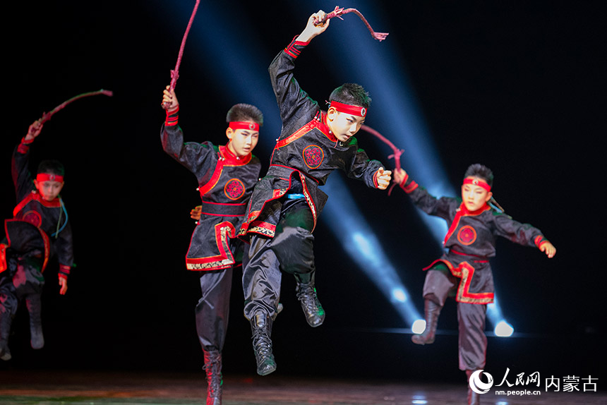 3月31日，鄂尔多斯市少年宫参赛小演员表演群舞《米利嘎》。王正摄