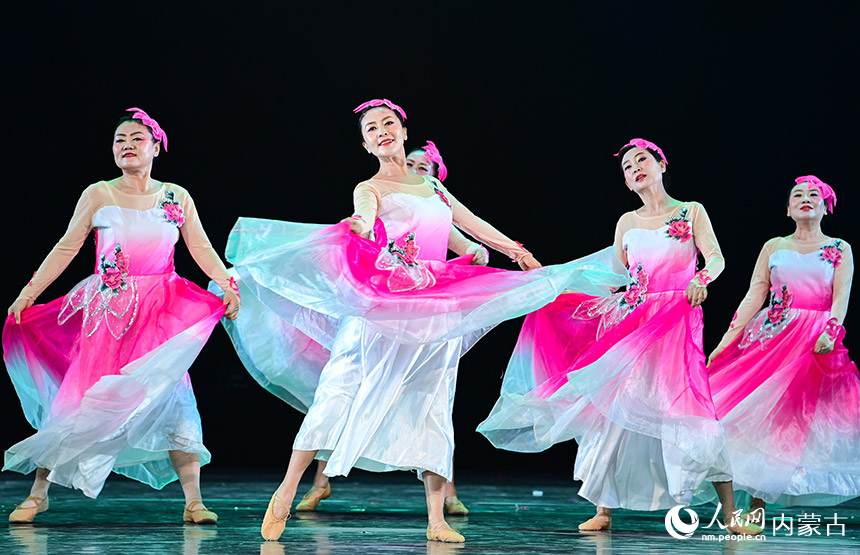 3月31日，包头市娜样年华舞蹈工作室参赛演员表演群舞《节日欢歌》。王正摄