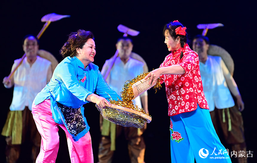 3月31日，鄂尔多斯市达拉特旗婆婆妈妈艺术团参赛演员表演群舞《丰收》。王正摄