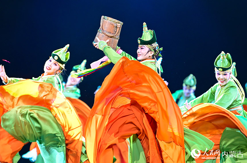 3月31日，呼和浩特市文化馆草原母亲河艺术团参赛演员表演群舞《撒楚里》。王正摄