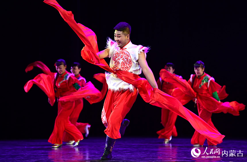 3月31日，锡林浩特市全民健身服务中心参赛演员表演群舞《山丹丹开花红艳艳》。王正摄