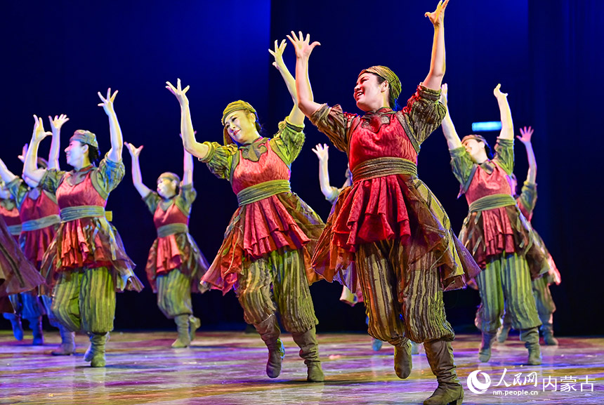 3月31日，鄂尔多斯市文化馆、东胜区文化馆参赛演员表演群舞《收获》。王正摄