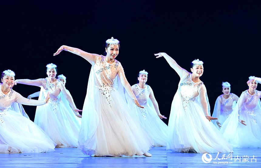 3月31日，兴安盟文联、文化馆参赛演员表演群舞《阿尔山·雪》。王正摄