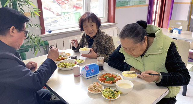 半岛体育准格尔旗：助餐服务让老年人乐享幸福“食”光(图1)