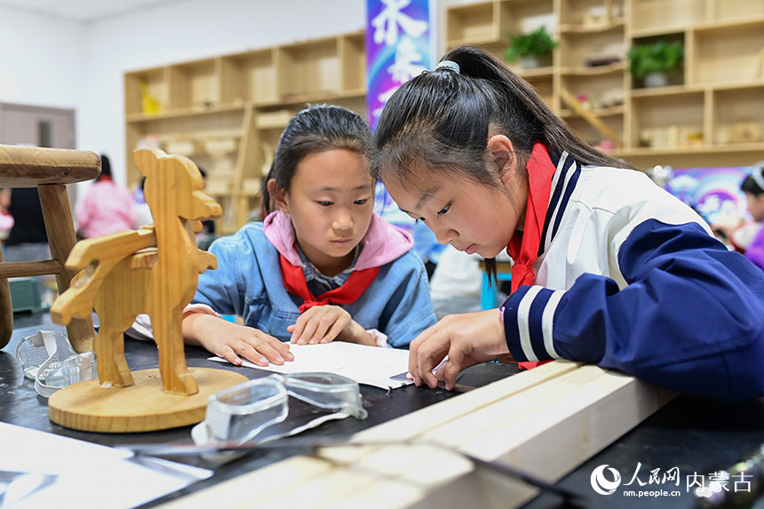 学生在康巴什区青少年发展中心设计创意木制作品。王正摄