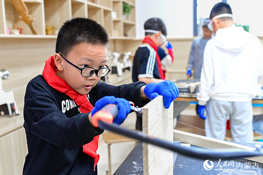 学生在康巴什区青少年发展中心制作创意木制作品。王正摄