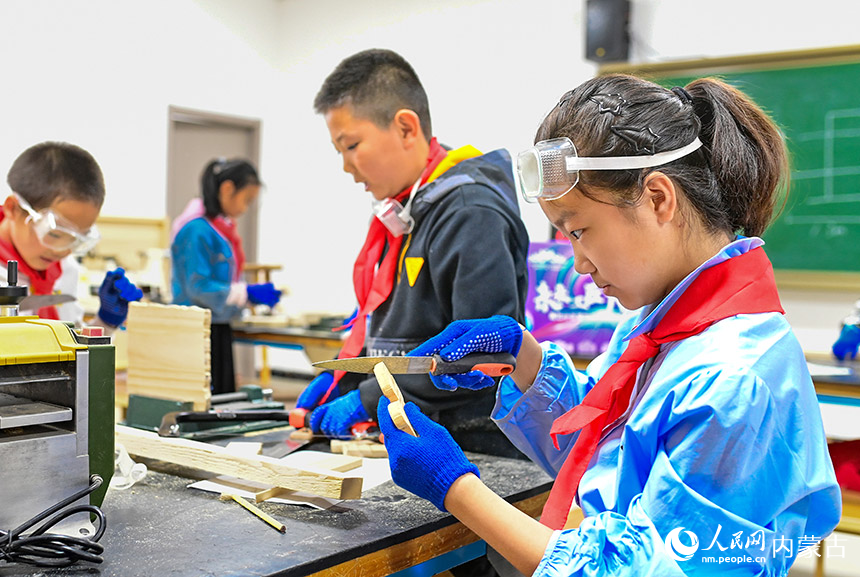 学生在康巴什区青少年发展中心制作创意木制作品。王正摄