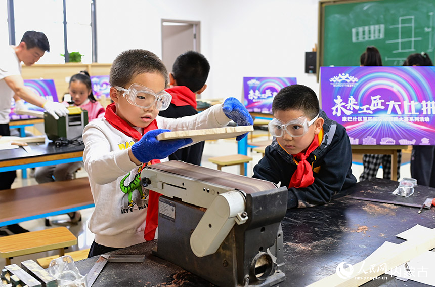 学生在康巴什区青少年发展中心制作创意木制作品。王正摄