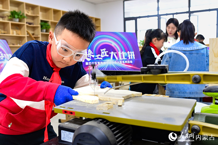 学生在康巴什区青少年发展中心制作创意木制作品。王正摄