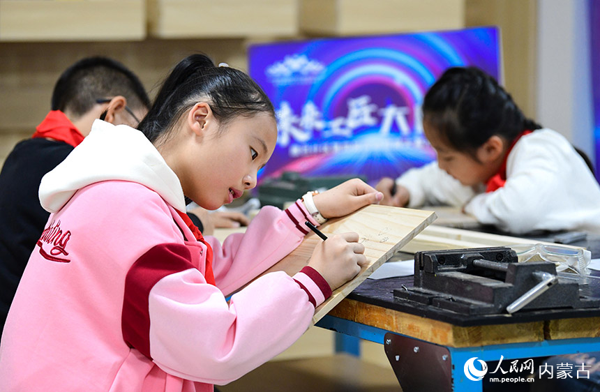 学生在康巴什区青少年发展中心设计创意木制作品。王正摄