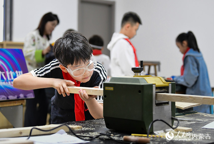学生在康巴什区青少年发展中心制作创意木制作品。王正摄