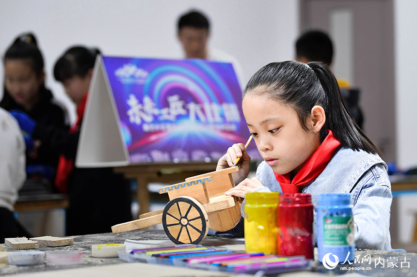学生在康巴什区青少年发展中心制作创意木制作品。王正摄